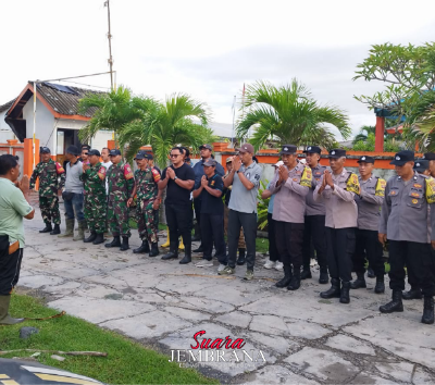Kerahkan 100 Orang, Polsek Mendoyo Lakukan Kerja Bakti Paska Puting Beliung