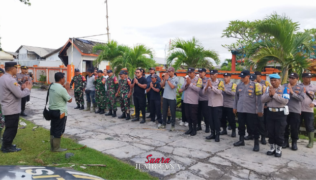 Kerahkan 100 Orang, Polsek Mendoyo Lakukan Kerja Bakti Paska Puting Beliung