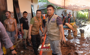 Kompak, Bupati dan Wabup Jembrana Terjun Langsung pimpin Gotong Royong Pasca Banjir di Pekutatan