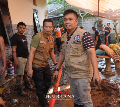 Kompak, Bupati dan Wabup Jembrana Terjun Langsung pimpin Gotong Royong Pasca Banjir di Pekutatan