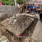 Bupati Kembang Apresiasi Bumdes Bersama LKD Serahkan Bantuan Bedah Warung