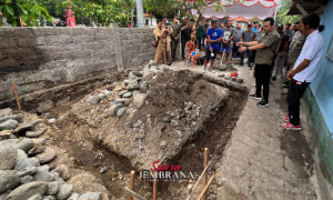 Bupati Kembang Apresiasi Bumdes Bersama LKD Serahkan Bantuan Bedah Warung