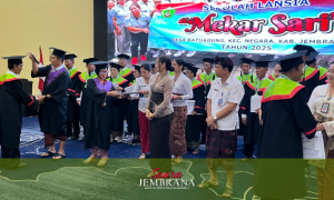Wisuda 30 Lansia Pertama di Jembrana, Bupati Kembang: Jadi Inspirasi Generasi Muda