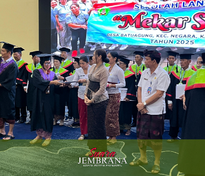 Wisuda 30 Lansia Pertama di Jembrana, Bupati Kembang: Jadi Inspirasi Generasi Muda
