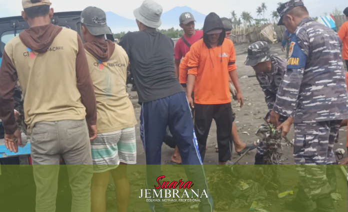 Danposal Pengambengan Gotong Royong Bersihkan Sampah Pantai Gadeng Dua Perusahaan