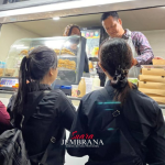 Pakai Celemek dan Layani Pembeli, Aksi Kembang Ipat Jadi Pedagang Warnai Peluncuran Food Truck UMKM