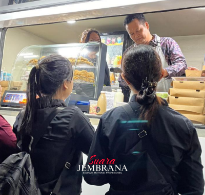 Pakai Celemek dan Layani Pembeli, Aksi Kembang Ipat Jadi Pedagang Warnai Peluncuran Food Truck UMKM