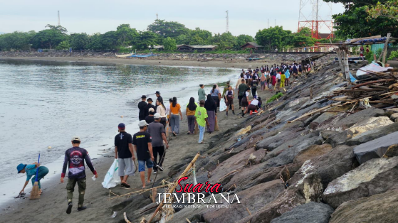 Pemkab Jembrana Rutin Gelar Aksi Bersih Pantai, Perkuat Semangat Gotong Royong Warga