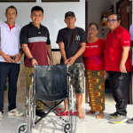 Sentuhan Kemanusiaan Wabup Ipat: Dua Lansia di Tibu Tanggang Terima Bantuan Kursi Roda