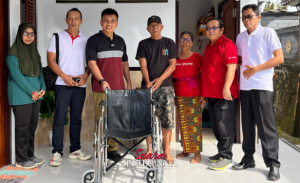 Sentuhan Kemanusiaan Wabup Ipat: Dua Lansia di Tibu Tanggang Terima Bantuan Kursi Roda