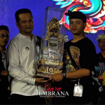 Bupati I Made Kembang Hartawan Sembahyang Bersama Krama di Pura Ulunsuwi Subak Benel