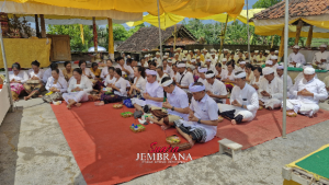 Bupati I Made Kembang Hartawan Sembahyang Bersama Krama di Pura Ulunsuwi Subak Benel