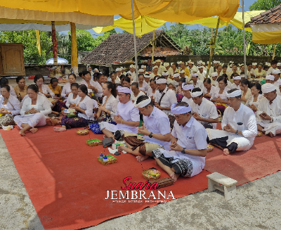 Bupati I Made Kembang Hartawan Sembahyang Bersama Krama di Pura Ulunsuwi Subak Benel