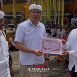 Dukung Pelestarian Budaya, Bupati Kembang Serahkan Hibah Rp.100 Juta di Mengenuanyar