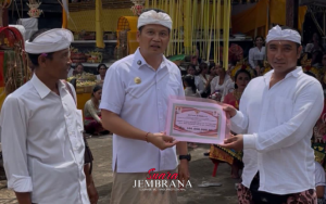 Dukung Pelestarian Budaya, Bupati Kembang Serahkan Hibah Rp.100 Juta di Mengenuanyar