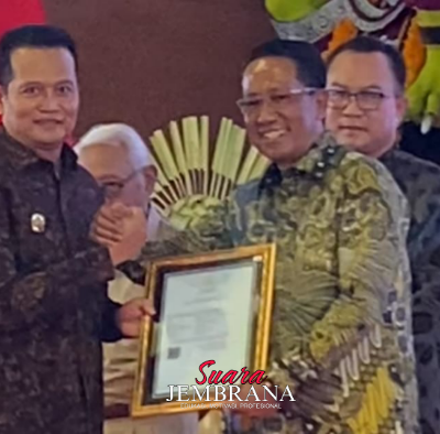 Menkum RI Serahkan Sertifikat KIK Kesenian Jegog Jembrana