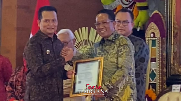 Menkum RI Serahkan Sertifikat KIK Kesenian Jegog Jembrana