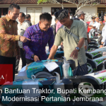 Serahkan Bantuan Traktor, Bupati Kembang Dorong Modernisasi Pertanian Jembrana